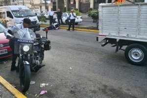 Agente de la Policía Vial resulta lesionado tras derrapar en la calzada Pie de la Cuesta