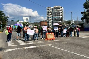Personal del PAAE y no FONE bloquean la Costera Miguel Alemán y toman oficinas fiscales de Costa Azul exigen el pago de bono y quincena atrasada