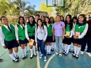 Yoloczin Domínguez recorre la zona rural de Acapulco, visita escuela y se reúne con transportistas