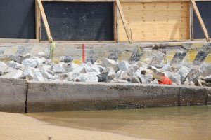Avanza construcción de rampa pública en Playa Manzanillo de Acapulco