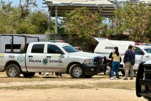 Hallan a dos hombres asesinados dentro de un vehículo en el poblado de El Cayaco