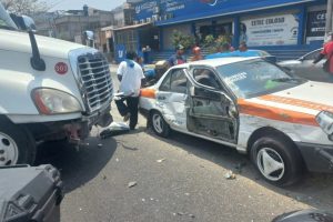 Tráiler choca contra un taxi colectivo en la carretera Cayaco – Puerto Marqués de Acapulco