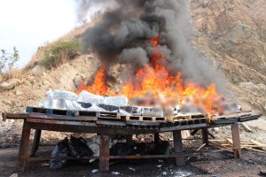 MARINA y FGR incineran más de dos toneladas de clorhidrato de cocaína en Acapulco, Guerrero