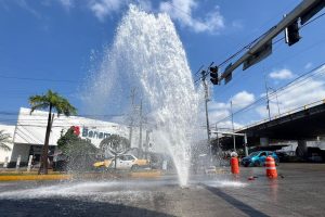 Fuga de agua por obras de FONATUR desata caos vial en la avenida Cuauhtémoc de Acapulco