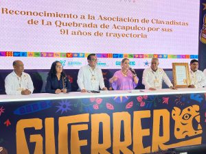 Celebra Abelina López 91 años de trayectoria de los clavadistas de La Quebrada