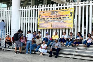 Jubilados del SNTE mantienen tomadas oficinas de recaudación en Acapulco