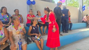 Más de 500 mujeres celebran el día de las madres con Violeta Martínez