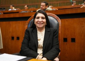 Propone simplificar trámites y servicios para personas migrantes