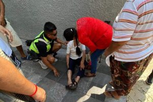 Adulto mayor sufre caída en el zócalo de Acapulco por piso con grasa