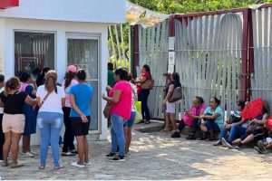 Padres y maestros exigen rehabilitación de baños en la primaria Narciso Mendoza de Acapulco