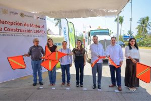 Evelyn Salgado da banderazo de salida a tráileres con material donado por CEMEX