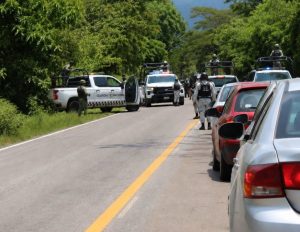 Localizan un muerto cerca de Arroyo Seco, en el municipio de #Petatlán y cierran carretera