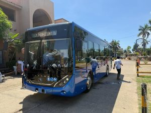 Presentan autobús híbrido para renovar el transporte público en Acapulco