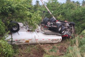 Vuelca pipa en la carretera Acapulco-Zihuatanejo
