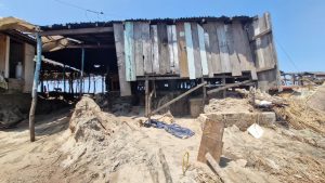 Total destrucción de enrramadas en la playa Boca Chica, en el municipio de Tecpan De Galeana