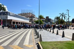 Protesta de la CETEG paraliza la Costera Miguel Alemán a la altura del Zócalo de Acapulco
