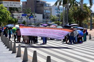 Maestros de la CETEG bloquean por segundo día la Costera para exigir atención a sus demandas