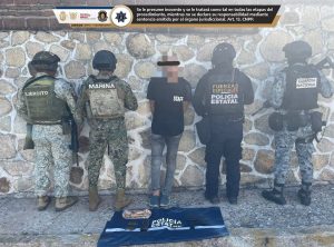 Detienen a una persona en posesión de un arma de fuego y aseguran un vehículo con reporte de robo en Acapulco