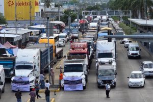 Transportistas mantienen protesta en Acapulco; exigen mayor seguridad en carreteras