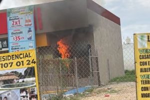 Incendio en tienda de conveniencia moviliza a bomberos en Acapulco