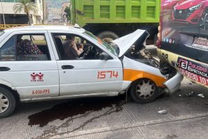 Chofer de taxi colectivo resulta lesionado tras choque en la Costera Miguel Alemán de Acapulco