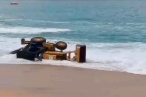 Ola provoca volcadura de maquinaria pesada en playa Icacos
