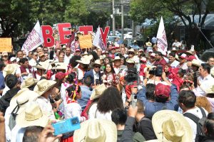 Acompañada por un millar de guerrerenses, Beatriz Mojica se registra al proceso interno de Morena