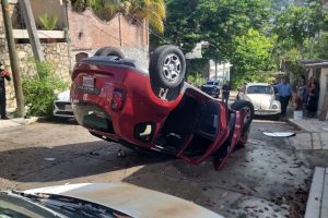 Mujer lesionada tras volcadura de camioneta en Mozimba