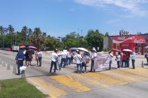 Maestros bloquean la Costera Miguel Alemán y exigen nombramiento de enlace en Secundarias Técnicas