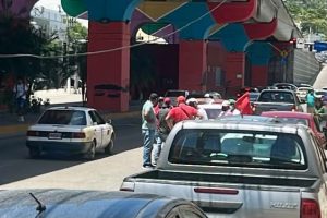 En Acapulco; maestros de la CETEG se apoderan de autobús para viajar a movilización nacional