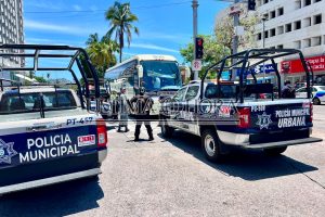 Despliegan operativo contra autobús donde viajaban maestros de la CETEG en la Costera Miguel Alemán de Acapulco