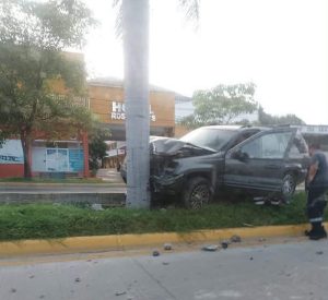 Se impacta una camioneta de lujo esta mañana en #Zihuatanejo