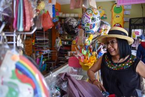 Recorre Esthela Damián Taxco de Alarcón de punta a punta y lograr el respaldo de pobladores, comunidad universitaria y plateros en defensa de la soberania nacional