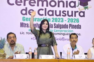 Yoloczin Domínguez apadrina generación del Bachilleres 32 y llama a jóvenes a seguir construyendo su futuro