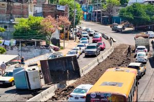 Vuelca camión de volteo en la carretera Acapulco–México