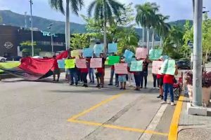 Ex trabajadores del hotel Amarea realizan nuevo bloqueo intermitente en la Costera Miguel Alemán
