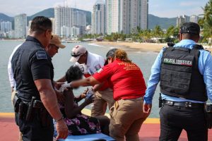 Coordinación exitosa de la SSP Acapulco y SEMAR para el rescate humanitario de una ciudadana extranjera en la Isla de la Roqueta