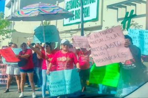 Nuevamente ex trabajadores del hotel Amarea bloquean la costera Miguel Aleman de Acapulco