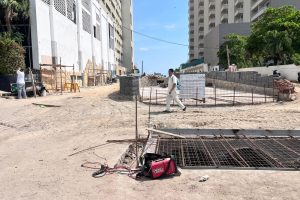 Comerciantes exigen acelerar obra en Juan de la Cosa por afectaciones e inundaciones