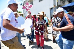 “Estamos con Bety porque es la que camina con nosotros”: le dice comerciante de La Vacacional a Beatriz Mojica.
