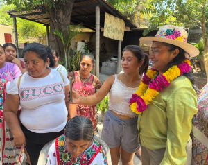 Reconoce Abelina López la riqueza artesanal de mujeres textileras en Ometepec