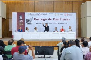Evelyn Salgado entrega escrituras y da certeza jurídica al patrimonio de familias guerrerenses