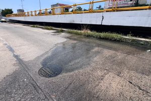 Vecinos de La Fábrica exigen a CAPAMA reparar drenaje colapsado que pone en riesgo a la población