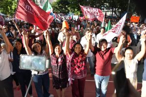Miles de guerrerenses arropan a Beatriz Mojica en la cuna de la Bandera