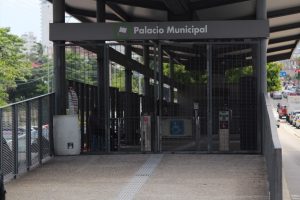 Cierran estaciones del Acabús sin informar a usuarios sobre suspensión del servicio