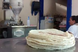 Aumenta a 32 pesos el kilo de tortilla en algunas zonas de Acapulco