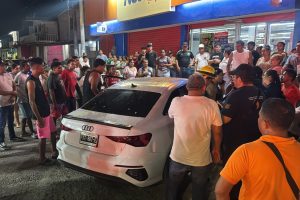 Turistas arrollan a cuatro personas en El Cayaco; vecinos intentan lincharlos