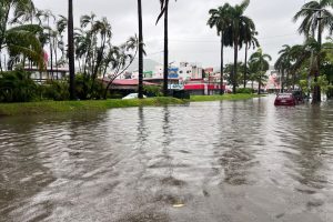 Fuertes lluvias provocan inundaciones y arrastre de vehículos en distintos puntos de Acapulco