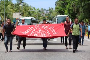 Estudiantes de Ayotzinapa exigen avances en el caso de los 43 durante mitin en Acapulco