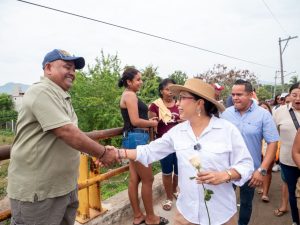 Intensifica Esthela Damián defensa de la soberanía nacional con visitas a casa por casa en Acapulco